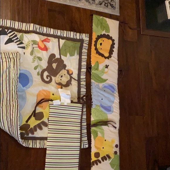 Crib comforter & cushion with mattress protector. - Picture 3 of 3